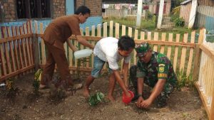 Kompak Babinsa Kopda Sugiafto dan Kades Tanam Tanaman Toga