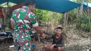 Babinsa Kopka Batarudin  Komsos ke Warga SAD di Kebun Karet