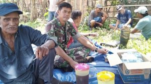 Jelang Acara Syukuran, Babinsa Goro Bersama Warga