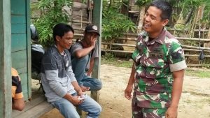 Babinsa Gelar Komsos Jaga Keamanan Lingkungan