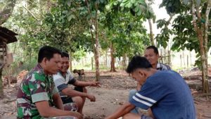 Cegah Karhutla, Babinsa Koramil 03/Sungai Bengkal Gelar Komsos