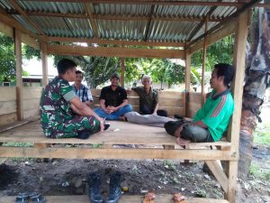 Cegah Tindak Kejahatan, Babinsa Koramil 04/Pulau Temiang Gelar Komsos di Pos Kamling