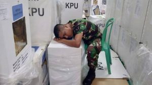 Demi Amankan Kotak Suara, Babinsa di Jambi Tidur di Area Kotak Suara