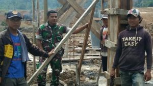 Babinsa Koramil 416-01/Rantau Pandan Goro Bangun Musholla Bersama Warga