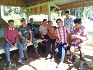 Jaga Kondusifitas Wilayah, Babinsa Koramil Tanah Tumbuh Lakukan Komsos
