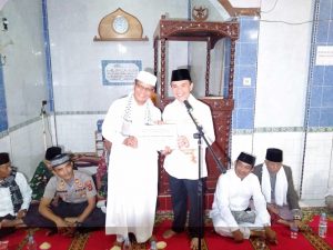 Safari Ramadhan di Ladeh Bupati Kerinci Serahkan Bantuan Untuk Mesjid
