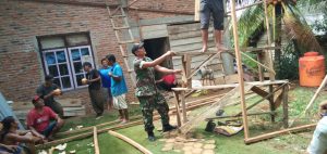 Babinsa Serda Agus Koramil 416 – 07/RB, Goro Perbaiki Rumah Warga
