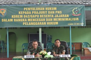 Prajurit dan PNS Korem 042/Gapu Terima Penyuluhan Hukum dari Kumdam II/SWJ