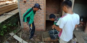 Babinsa Koramil 01/Rantau Pandan Bantu Warga Buat WC