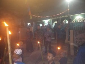 Babinsa Koramail 01/Rantau Pandan Gelar Komsos di Lokasi Pawai Obor