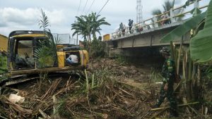 Babinsa Koramil 06/Muara Bungo Dampingi PPL, Dalam Pembuatan Irigasi Sawah