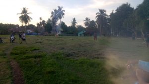 Pemuda Aurcino Goro Bersihkan Lapangan Hijau