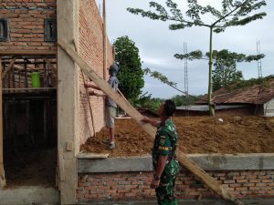 Babinsa Serka Imron Koranil 416-07/RB, Tinjau Pembangunan Gedung Kesenian