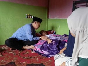 Bayar Zakat, Bupati Kerinci dan Ketua PKK Turun ke Desa Temui Fakir Miskin