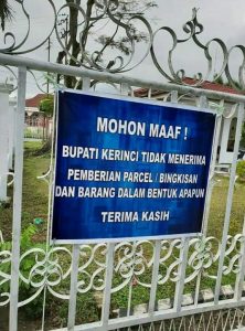 Patut Dicontoh, Spanduk Bertuliskan Tolak Parcel Terpasang di Rumdis Bupati Kerinci