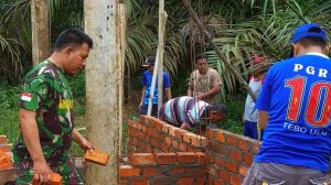 Babinsa Koramil 04/Pulau Temiang Goro Bangun Masjid