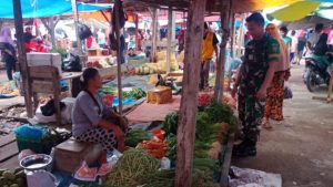 Selama Puasa, Babinsa Koramil 05/Muara Tebo Pantau Harga Sembako