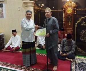 Bersama Tim Safari Pemkot,Fikar Azami Serahkan Bantuan Untuk Masjid