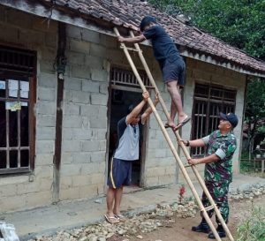 Meski Berpuasa, Babinsa Serda Salhutni Gotong Royong Bersama Warga