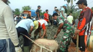 Babinsa Koramil 03/Sungai Bengkal, Bantu Cor Pondasi Musholla Warga