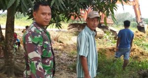 Babinsa Koramil 06/Muara Bungo Dampingi BPD Cek Pembuatan Drainase