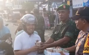 Kebersamaan TNI-Polri Saling Berbagi Rezeki di Bulan Suci Ramadan