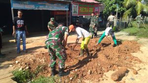 Peduli, Koramil 01/Rantau Pandan Bersihkan Parit di Lingkungan Warga