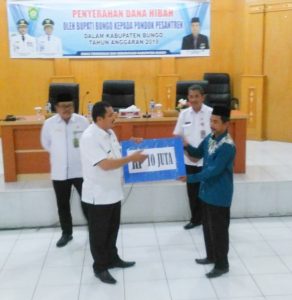 Pemkab Bungo, Serahkan Dana Hibah Operasional ke 31 Ponpes
