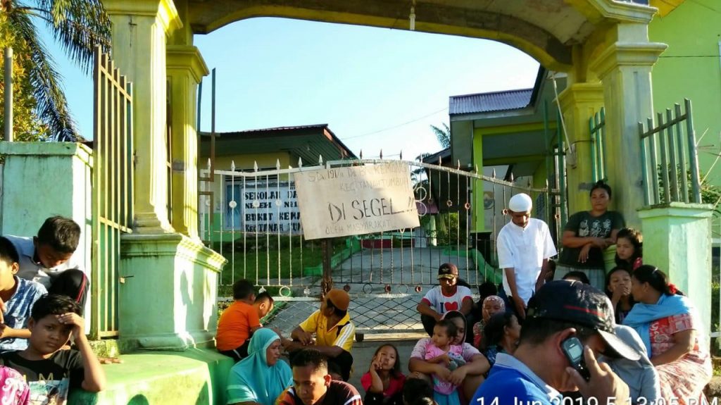 Kesal, Warga Bungo Segel Sekolah Kepsek Diganti