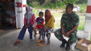 Babinsa Serka Agus, Lakukan Komsos Bersama Warga
