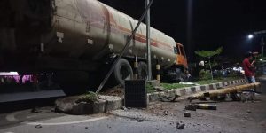Mobil Tangki Pengankut CPO Hantam Pembatas Jalan di Bungo