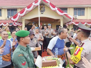 Terlihat Mesra Saat HUT Bhayangkara, Dandim Bute dan Kapolres Bungo Saling Menyuapi Kue