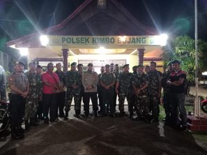 Wujud Sinergitas TNI – Polri Danramil 07/RB, Potong Tumpeng Ditiga Polsek