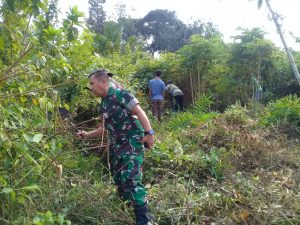 Koramil 06/Muara Bungo, Bersihkan Area Makam Umum Bersama Warga