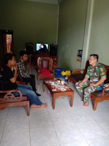 Cegah Peredaran Narkoba, Sertu Abu Bakar Gelar Komsos ke Tokoh Pemuda