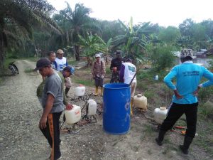Babinsa Serka Edi Bersama Warga, Bersihkan Tempat Pemakaman Umum