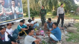 Babinsa Sertu Rex Harmodi, Bersama Warga Goro Bersihkan Lingkungan