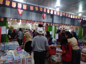 Hingga Larut Malam, Sejumlah Toko Buku di Bungo Diserbu Pembeli