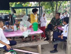 Babinsa Koramil 416-07 dan FKS, Ingatkan Pedagang di Sekolah