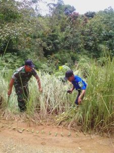 Babinsa Sertu Syafrizal Bersama Damkar Deteksi Sumber Air