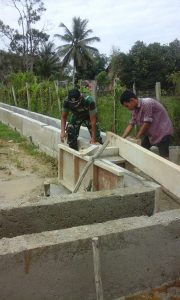 Babinsa Serda Yulierwan, Bantu Membuat Saluran Irigasi Sawah