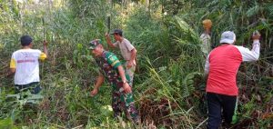 Babinsa Serma Suraji Bersama Warga, Buka Lahan Tidur Untuk Kebun Sayur