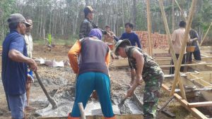 Babinsa Koramil 04/Pulau Temiang Peduli, Bantu Cor Rumah Warga