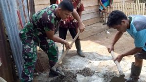 Babinsa Kopda Muklis, Bantu Pengecoran Rumah Warga