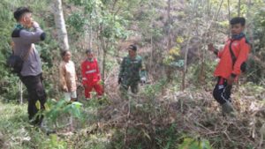 Turun Langsung Cegah Karhutla, Serda Puspito Gelar Patroli ke Kebun Warga