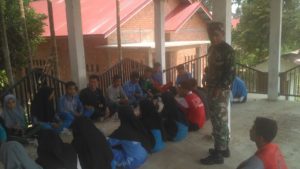 Babinsa Koramil 04/Pulau Temiang Latih Anggota Paskibra