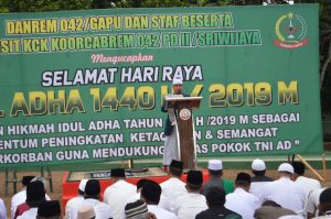 Ratusan Masyarakat Sholat Ied Bersama Personel Korem 042/Gapu