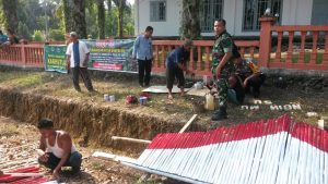 Babinsa Sertu Rex Harmodi, Goro Pasang Gapura HUT RI Ke 74