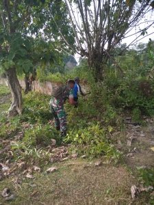 Bersama Warga, Sertu Gusdianto Bersihkan Lingkungan Sekitar