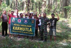 Bersama Warga Babinsa Koptu Supriyanto Patroli Cegah Karhutla